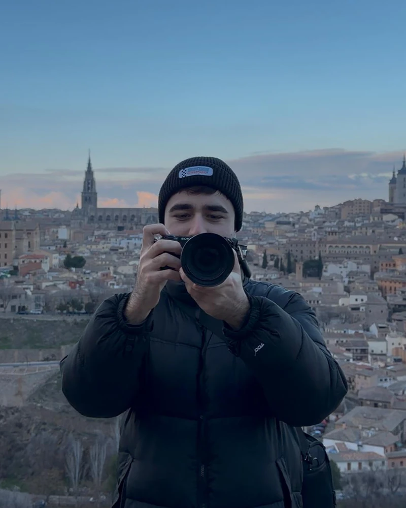 Carlos Lafuente con su cámara en un mirador frente a Toledo
